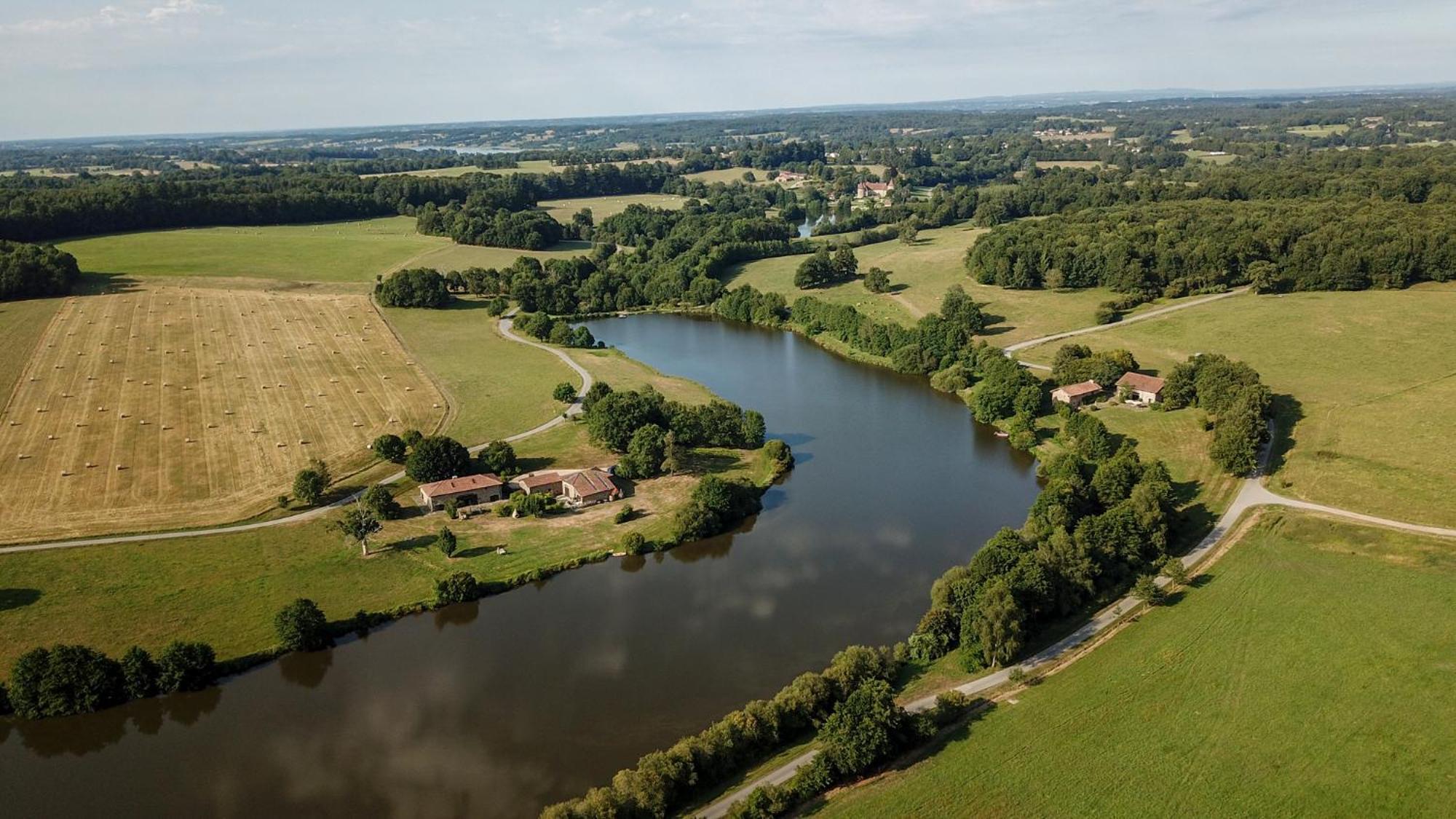 Hotel Domaine Des Etangs, Auberge Resorts Collection Massignac Esterno foto